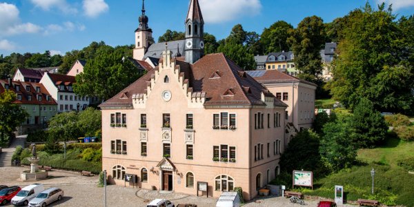 stadt-hohenstein-ernstthal-altmarkt-hot-mit-rathaus-c-nicole-ramm-66868d87efacb354843830.jpg