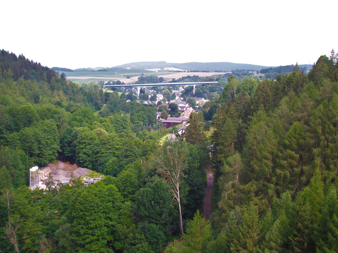 Aagnverglaser, Pumpspeicherwerk Markersbach, Blick von der Staumauer des Unterbeckens nach Markersbach (3), CC BY-SA 4.0